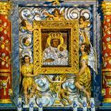 Wizerunek Matki Bożej w srebrnej sukience z złotej ramie. Na około rzeźby aniołków. Po prawej i lewej ozdobne kolumny z wijącymi się wokół winogronami.