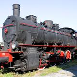 Czarna lokomotywa z czerwonymi kołami.