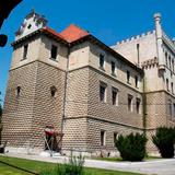 Zamek na Mirowie w Książu Wielkim - widok na ryzalit boczny.