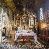 Wnętrze kaplicy z bogatymi polichromiami i barowkowym ołtarzem..
