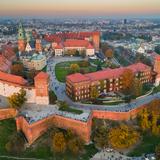 Wzgórze Wawelskie z lotu ptaka z widocznym zamkiem, katedrą i murami obronnymi twierdzy.