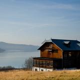 Drewniany dom na tle jeziora.
