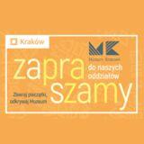 Zdjęcie ukazuje baner promocyjny Muzeum Krakowa informujący o możliwości pozyskania pieczątek w zamian za odwiedzanie oddziałów Muzeum. Dzięki temu można otrzymać liczne zniżki, rabaty i nagrody.