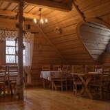 Maciejówka Czajowice drewniane wnętrze - stoły z krzesłami i skośny dach