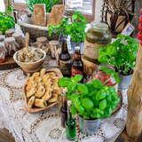 stół z daniami regionalnymi w Gospodzie Magurskiej w Małastowie