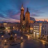 Płyta Rynku Głównego z pomnikiem Mickiewicza i Kościołem Mariackim po zachodzie słońca