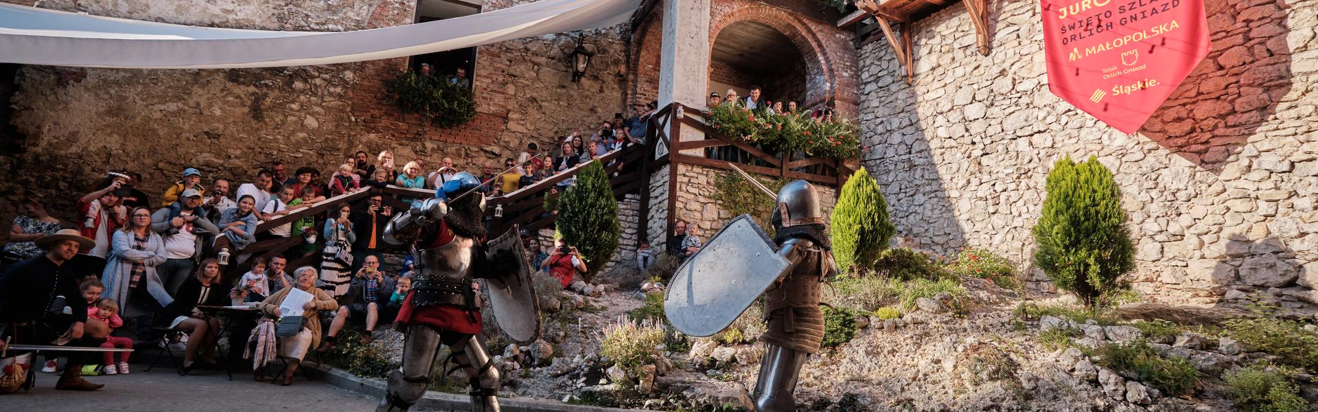 Inscenizacja walki dwóch rycerzy na dziedzińcu zamku w Korzkwi