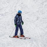 W pełni wyposażony narciarz zjeżdża po ośnieżonym stoku