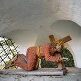 Figura Chrystusa upadającego pod krzyżem, umieszczona we wnętrzu kapliczki.