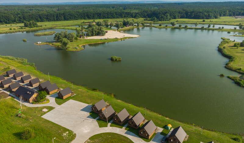 widok na kąpielisko pod nazwą Bobrowe Rozlewisko w Zabierzowie przy brzegu domki letniskowe
