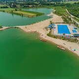 widok na kąpielisko Chorwacja w Jurkowie w dole Kąpielisko i plaża na drugim planie odkryty Basen i fragment rzeki Dunajec