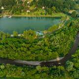 widok na zalew w Łapanowie z lotu ptaka na dole fotografii rzeka Stadomka