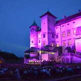 oświetlony na fioletowo Zamek w Nowym Wiśniczu